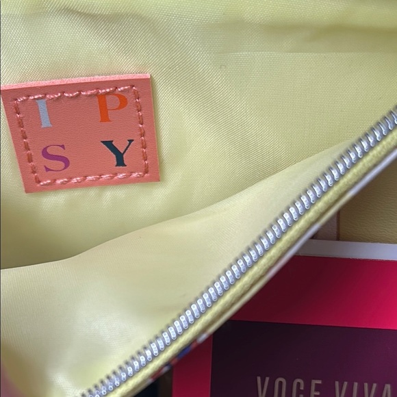 Ipsy Yellow Patterned Bag & OLAPLEX No8 Hair Mask & Farmasi Polish & Face Mask - Picture 10 of 11